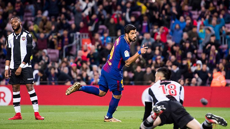 Luis Suarez saat membobol gawang Levante. Copyright: © Getty Images