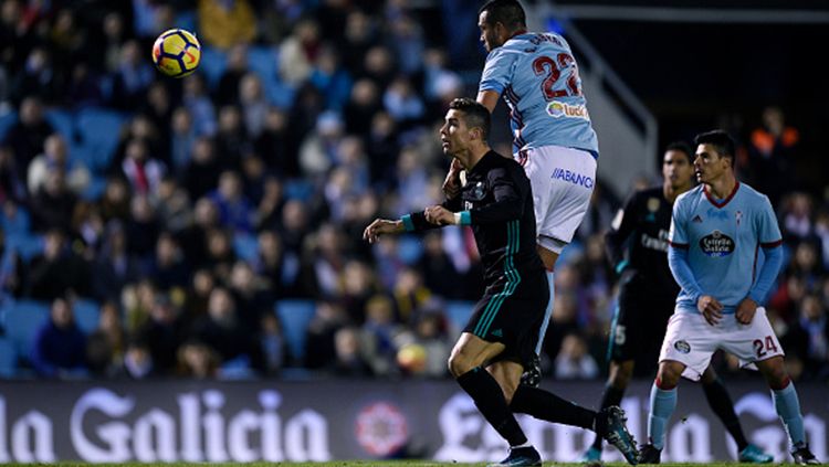 Cristiano Ronaldo saat berduel udara di laga melawan Celta Vigo. Copyright: © Getty Images