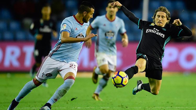 Luka Modric menerjang bola. Copyright: &copy; Getty Images