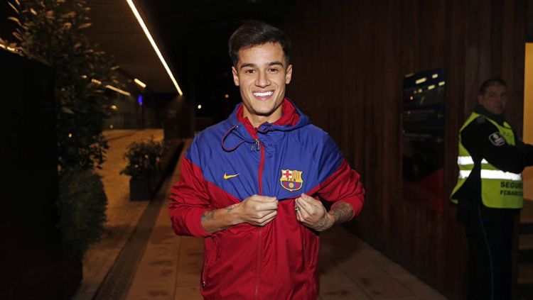 Philippe Coutinho menunjukan jersey Barcelona kepada awak media yang ia pakai. Copyright: © Getty Images