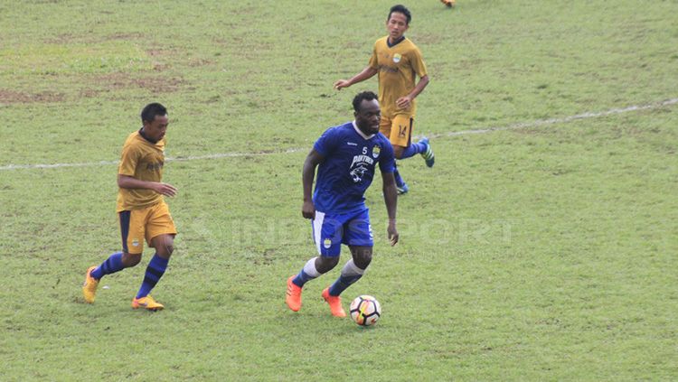 Michael Essien mengontrol bola pada laga uji coba melawan Persib Bandung U-19. Copyright: © Arif Rahman/INDOSPORT