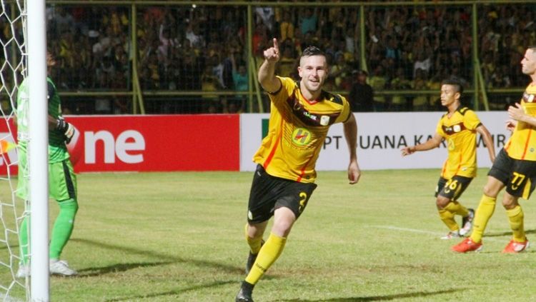 Aaron Evans selebrasi usai cetak gol. Copyright: © jejakrekam