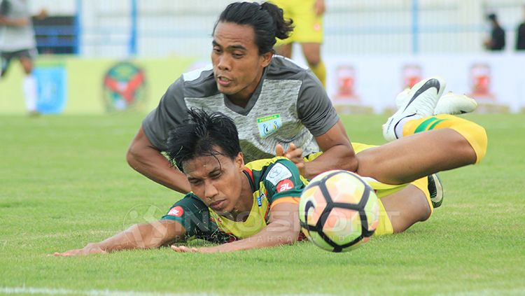 Mantan bek Persela Lamongan, Samsul Arifin, beraksi dalam pertandingan Liga 1 2018. Copyright: © Ian Setiawan/INDOSPORT