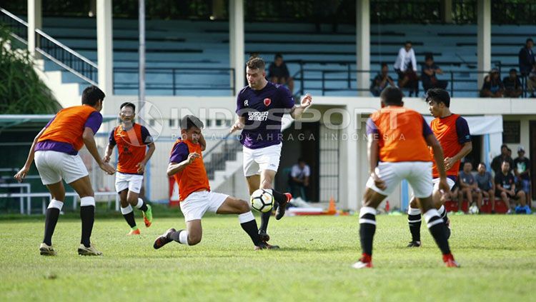 Keseriusan para pemain PSM Makassar saat berlatih. Copyright: © Reno Firhad Rinaldi/INDOSPORT