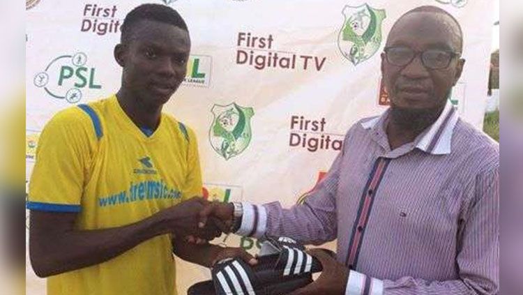 Abdul Basit Khalid saat menerima hadiah berupa sendal jepit. Copyright: &copy; Modern Ghana.