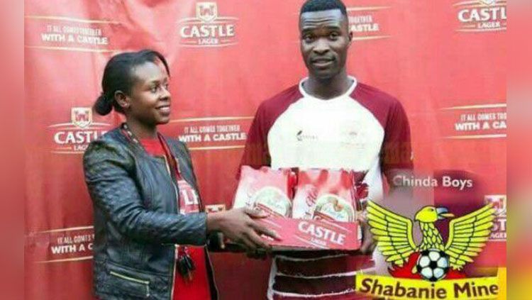 Pemain Liga Zimbabwe mendapat bir sebagai hadiah man of the match. Copyright: &copy; Hin News.