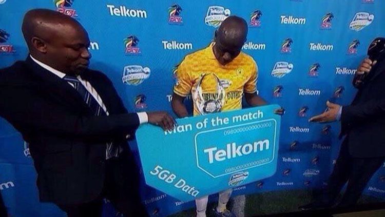 Pemain Liga Afrika Selatan mendapat paket internet sebagai hadiah man of the match. Copyright: &copy; Filo Post.