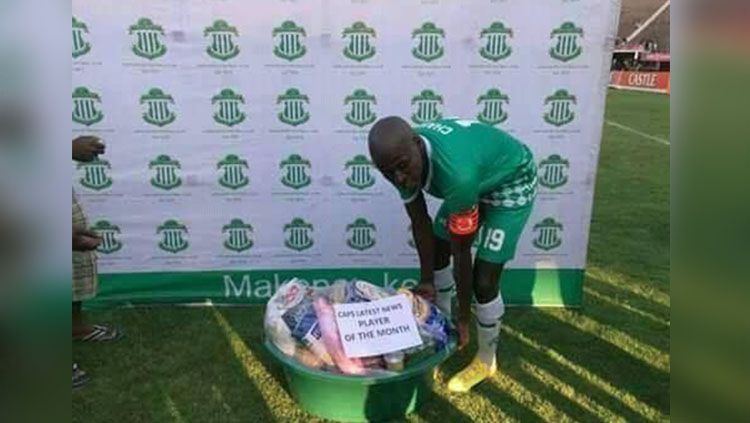 Pemain Liga Botswana mendapat sembako sebagai hadiah man of the match. Copyright: &copy; Ngyab.com