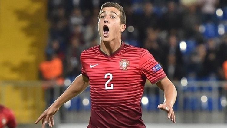 Diogo Dalot alami cedera ringan pada bagian lututnya. Copyright: © UEFA.com
