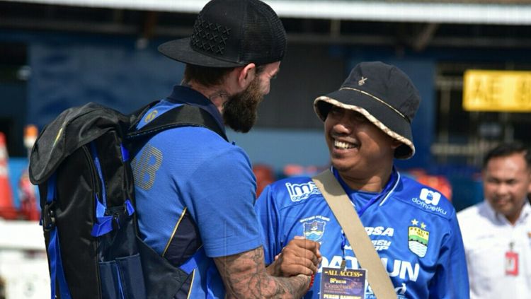 Bojan Malisic langsung disambut bobotoh di Bandar Udara Internasional Hang Nadim, Riau. Copyright: &copy; Persib Bandung