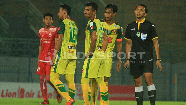 Wasit Yudi Nurcahya terlibat diskusi dengan Baddrol Bakhtiar setelah total mengeluarkan 6 kartu kuning dan 1 kartu merah. Copyright: © Ian Setiawan/INDOSPORT