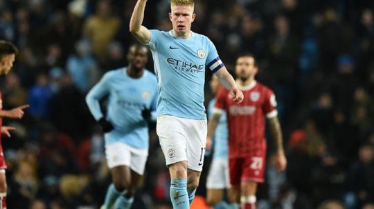 Gol Kevin De Bruyne membuat Man City menahan imbang Bristol City 1-1. Copyright: © Twitter @SquawkaNews