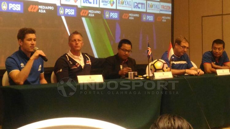 Konferensi pers Timnas Indonesia melawan Islandia. Copyright: © Zainal Hasan/INDOSPORT