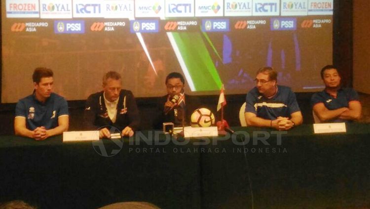 Konferensi pers Tim Indonesia Selection melawan Islandia. Copyright: © Zainal Hasan/INDOSPORT