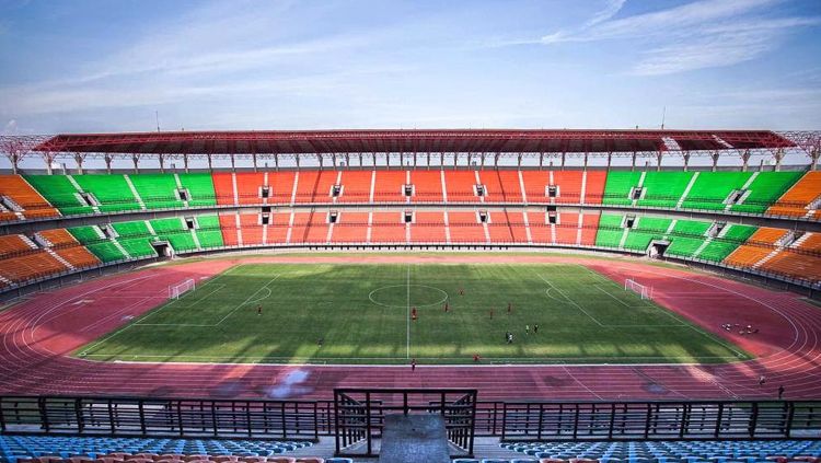 Pendukung setia Persebaya, Bonek Mania, sepakat untuk menggelar kerja bakti bersama guna membersihkan area Stadion Gelora Bung Tomo (GBT), Surabaya, Jawa Timur. Copyright: © stadionesia.blogspot