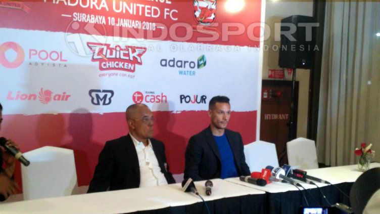 Preskon Rapahel Maitimo dan Manajer Madura United, Haruna Soemitro Copyright: © INDOSPORT/Petrus MDY