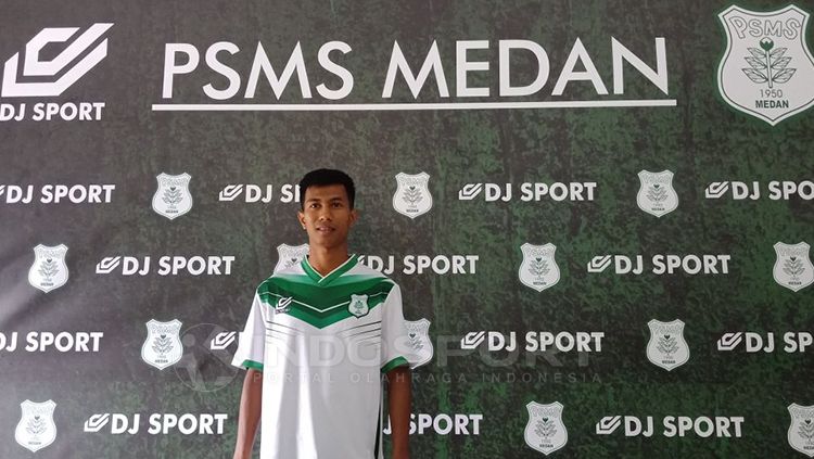Suhandi mengenakan jersey anyar PSMS Medan. Copyright: © Kesuma Ramadhan/INDOSPORT