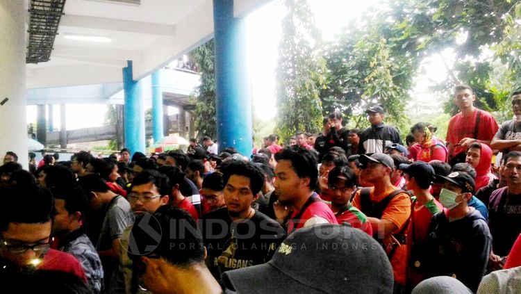 Antrean Suporter Timnas Indonesia saat akan memasuki stadion. Copyright: © Zainal Hasan/INDOSPORT