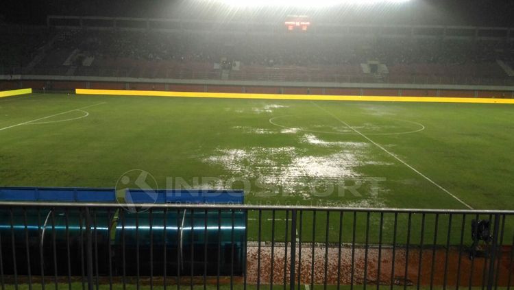 Laga terhenti karena Stadion Maguwoharjo tergenang air saat laga Indonesia Selection vs Islandia berlangsung. Copyright: &copy; Zainal Hasan/INDOSPORT