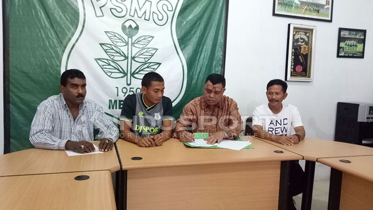 Ceo PSMS tandatangani kontrak pemain lokal yang disaksikan langsung Legimi Rahardjo. Copyright: © Kesuma Ramadhan/INDOSPORT