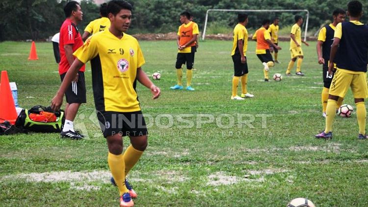 Manda Cingi mulai mengikuti latihan bersama Semen Padang FC. Copyright: © Taufik Hidayat/INDOSPORT