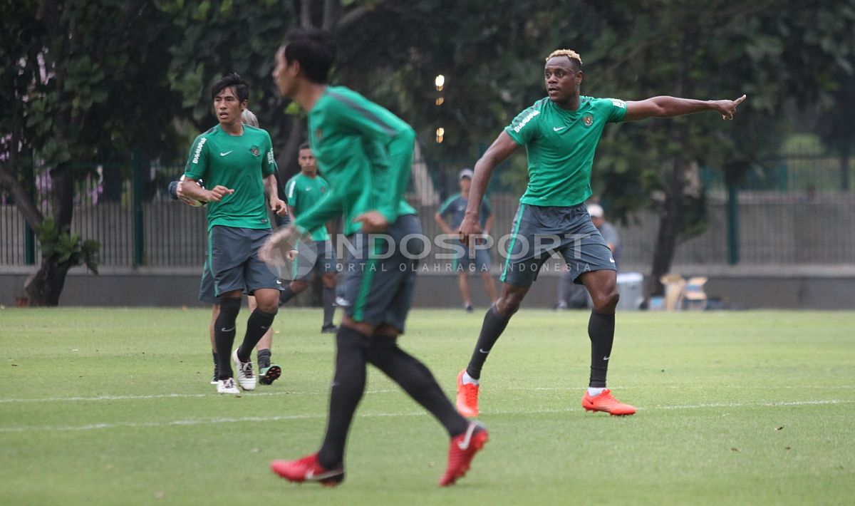 Bek naturalisasi Victor Igbonefo (kanan) ikut dalam latihan Timnas jelang lawan Islandia. Herry Ibrahim Copyright: © Herry Ibrahim/INDOSPORT