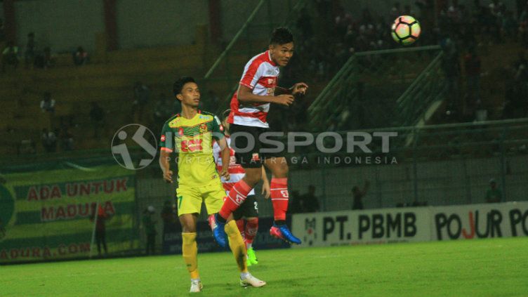 Pemain Madura United (MU) yang sempat diisukan ke Persib Bandung, yakni Asep Berlian punya cara khusus jaga kondisi fisik tetap prima. Copyright: © INDOSPORT/Ian Setiawan