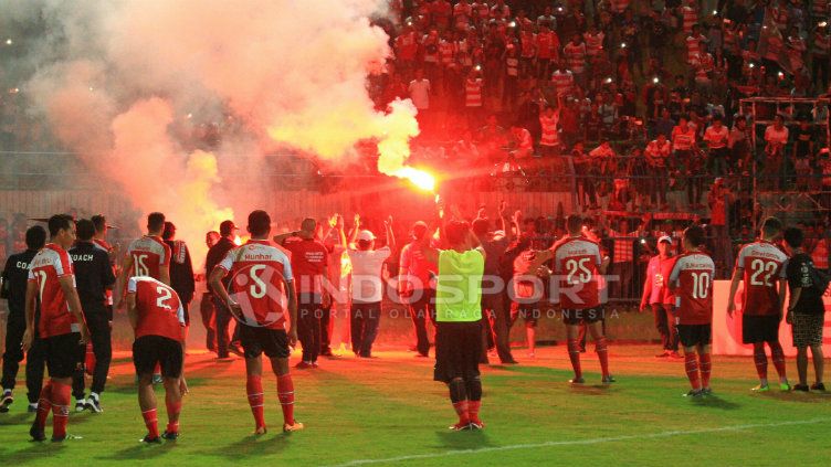 Para pemain Madura United memberi salam hormat disertai flare dari suporter Madura di Suramadu Cup. Copyright: © INDOSPORT/Ian Setiawan