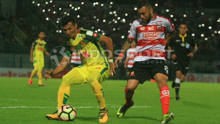 Marcel Sacramento terus ditempel ketat oleh bek Kedah, Mohamad Hidhir Idris Copyright: © INDOSPORT/Ian Setiawan