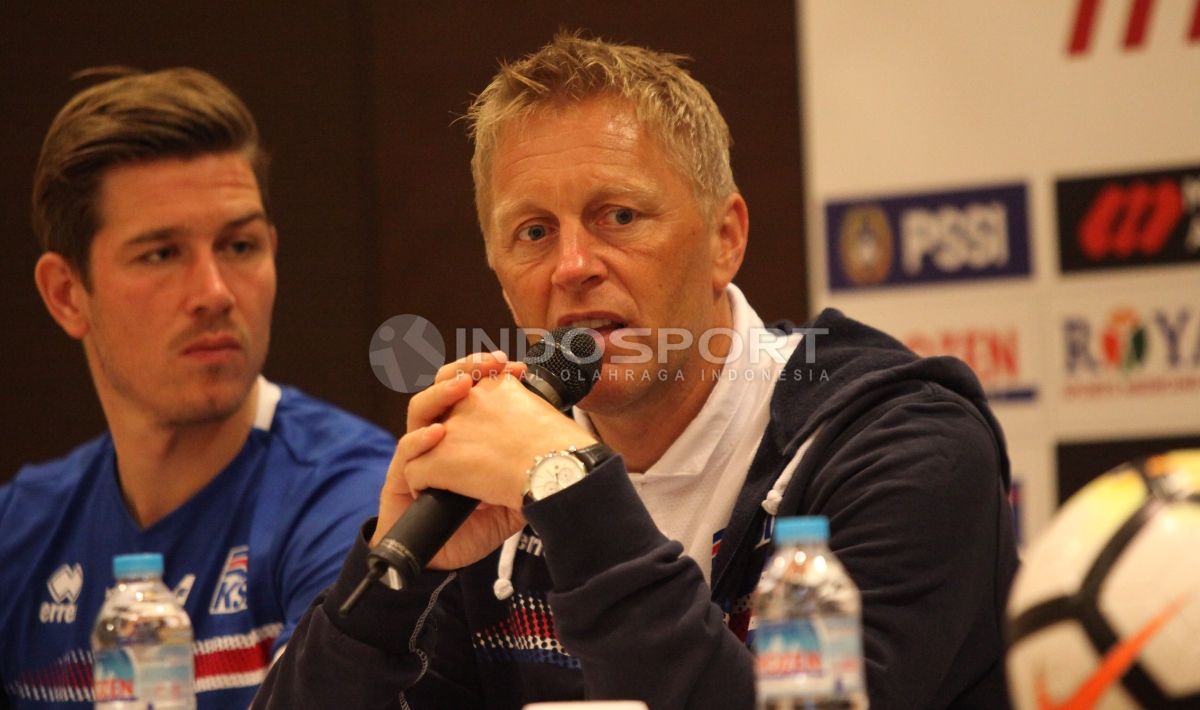 Pelatih Timnas Islandia Heimir Hallgrimsson dalam konferensi pers jelang laga melawan Timnas Indonesia. Copyright: © Indosport/Herry Ibrahim