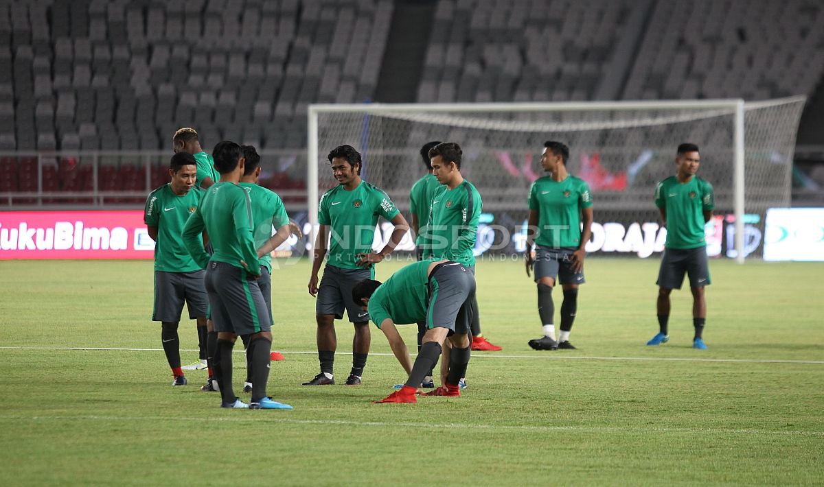 Keakraban para pemain Timnas sebelum melakukan latihan di GBK. Copyright: &copy; Indosport/Herry Ibrahim