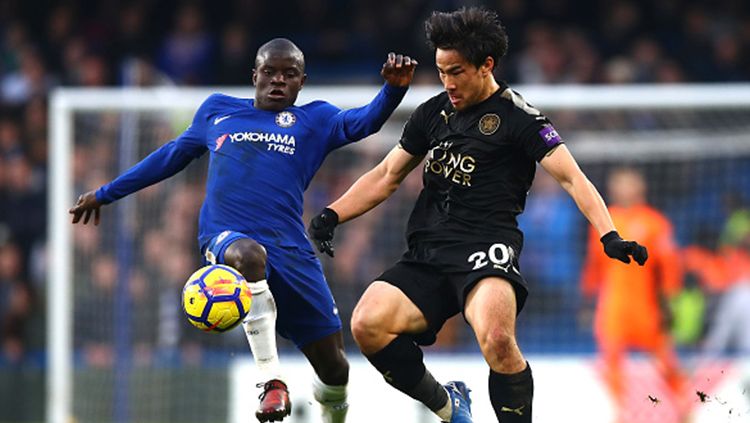 Kante (kiri) berebut bola dengan Okazaki. Copyright: © Getty Images