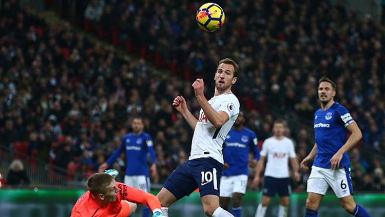 Harry Kane saat berada di depan kotak pinalti Everton Copyright: © Getty Images