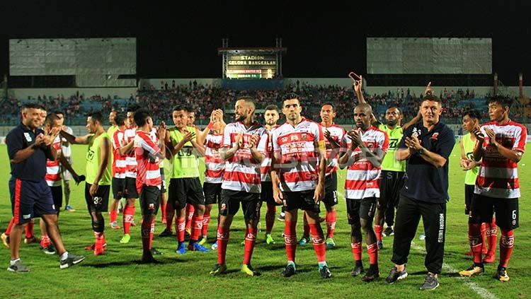 Pelatih Gomes de Oliviera bersuka cita bersama skuat Madura United usai juara Suramadu Super Cup. Copyright: © Indosport/Ian Setiawan