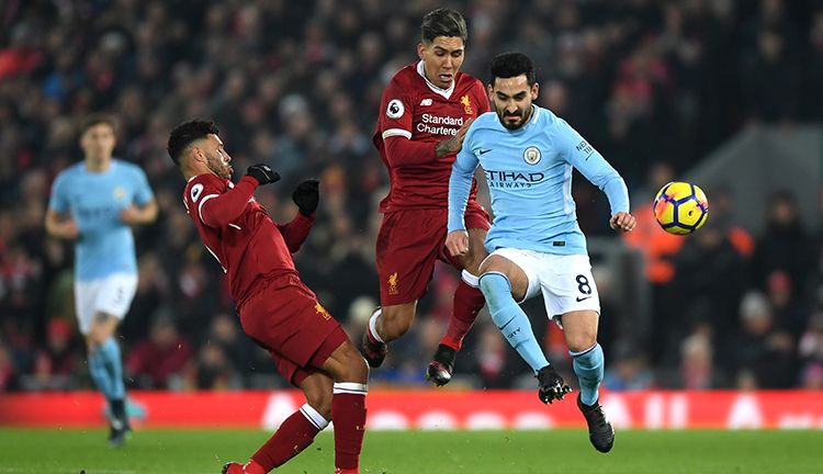 Ilkay Gundogan, Roberto Firmino, dan  Alex Oxlade-Chamberlain sedang berubut bola. Copyright: © Getty Images