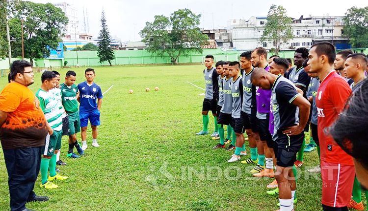 Manajer dan Pelatih PSMS berikan motivasi kepada pemain sehari jelang keberengkatan ke Bandung Copyright: © Kusuma Ramadhan/INDOPSORT