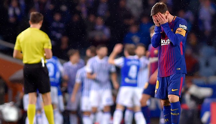 Lionel Messi tidak dapat menutupi kekecewaannya usai Barcelona berhasil dibobol lawannya. Copyright: © Getty Images
