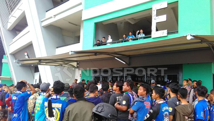 Bobotoh tampak rapih untuk memasuki dalam stadion GBLA. Copyright: © Arif Rahman/INDOSPORT