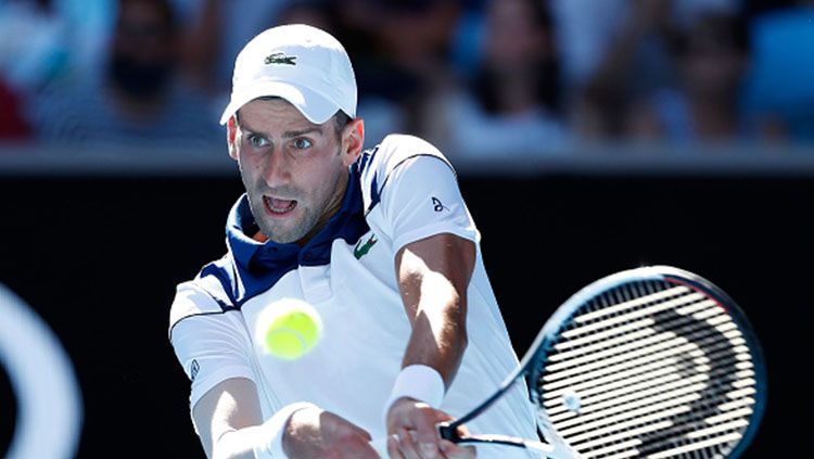 Novak Djokovic mengembalikan bola kepada lawan. Copyright: © Getty Images