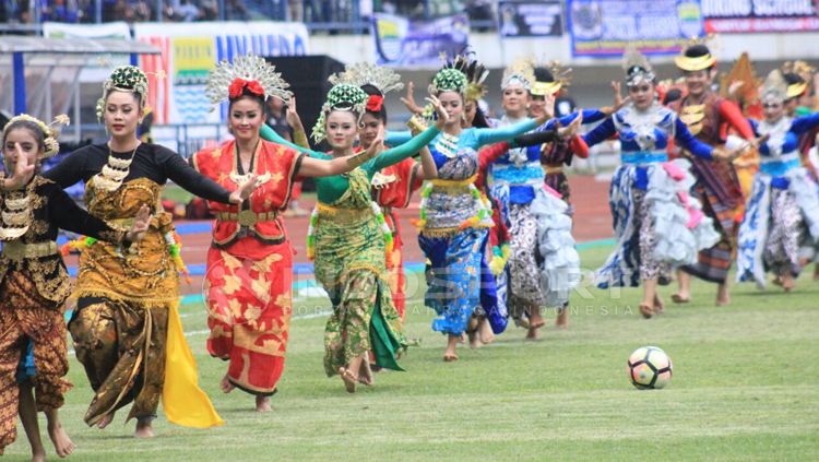 Pembukaan Piala Presiden 2018 diwarnai pertunjukan seni. Copyright: © Arif Rahman/INDOSPORT