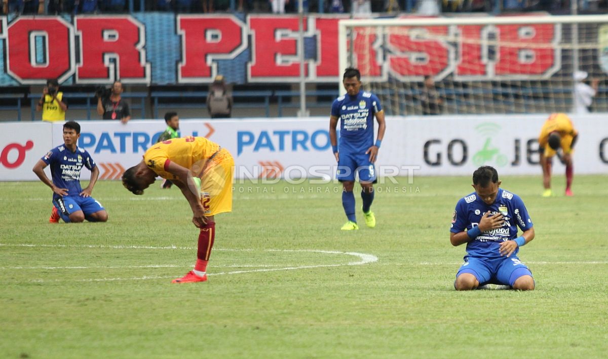 Para pemain Persib Bandung dan Sriwijaya FC tertunduk setelah peluit panjang ditiup. Copyright: © Herry Ibrahim/INDOSPORT