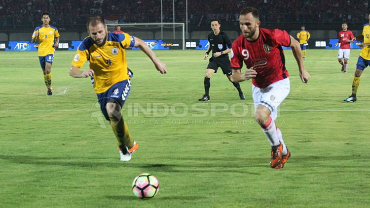 Ilija Spasojevic saat terjun membela Bali United di Kualifikasi Liga Champions 2018. Copyright: © Rudi Merta/INDOSPORT