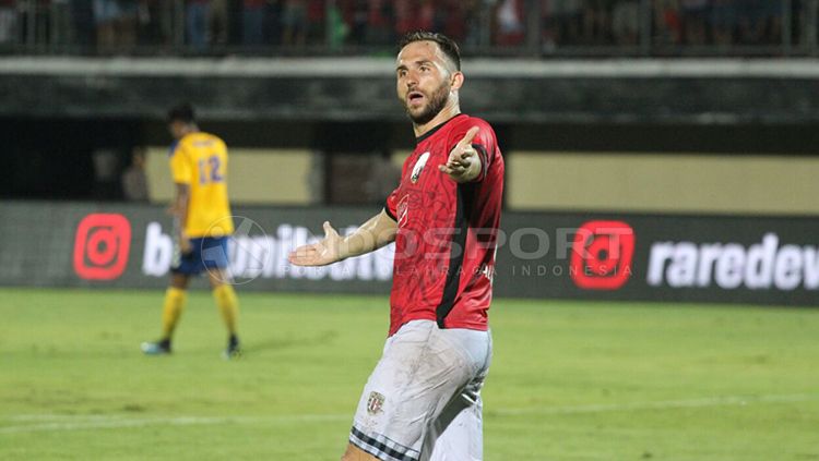 Ilija Spasojevic saat terjun membela Bali United di Kualifikasi Liga Champions 2018. Copyright: © Rudi Merta/INDOSPORT