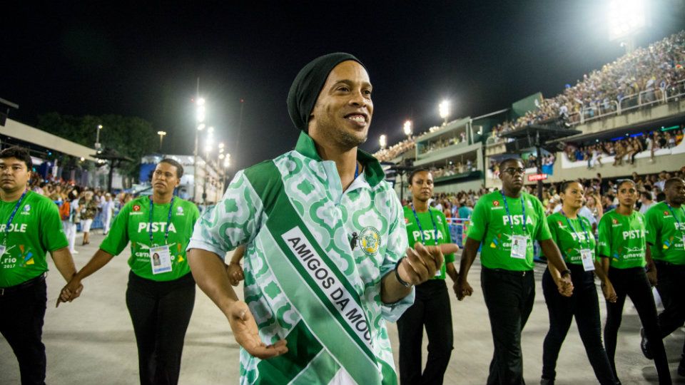 Ronaldinho dalam sebuah acara karnaval di Brasil. Copyright: © INDOSPORT