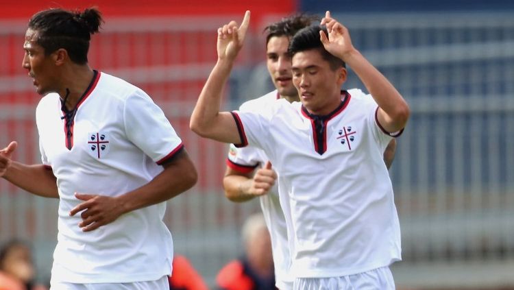 Han Kwang-song usai merayakan gol bersama rekan satu timnya. Copyright: © Getty Images