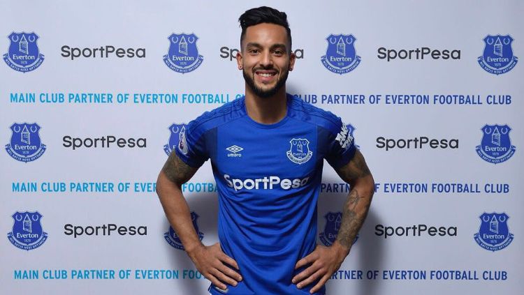 Theo Walcott diresmikan sebagai pemain anyar Everton. Copyright: © evertonfc.com