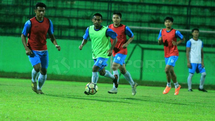 Sesi latihan malam hari Arema FC. Copyright: © Ian Setiawan/INDOSPORT