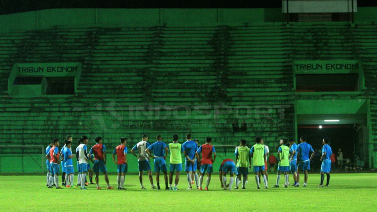 Para pemain Arema FC melakukan sesi latihan malam hari. Copyright: © Ian Setiawan/INDOSPORT