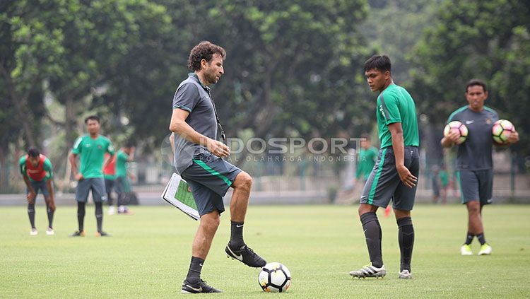 Pelatih Luis Milla memperagakan contoh kepada para pemainnya. Copyright: © Herry Ibrahim/INDOSPORT