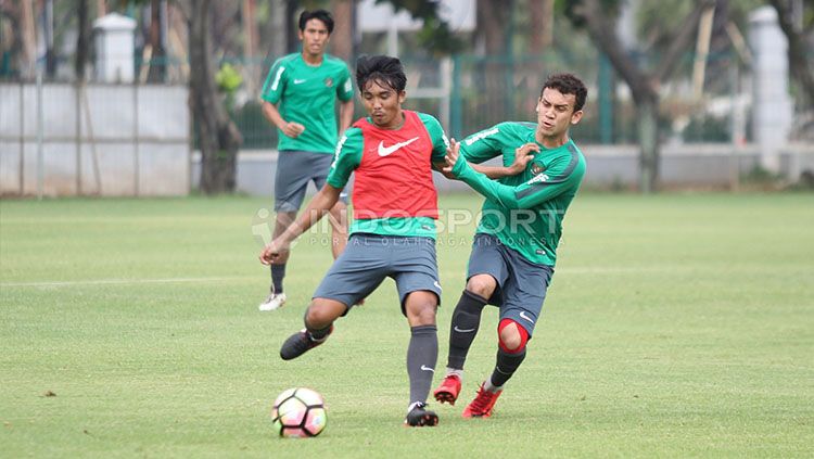 Duel antara Egy Maulana Vikri (kanan) dengan rekannya. Copyright: © Herry Ibrahim/INDOSPORT